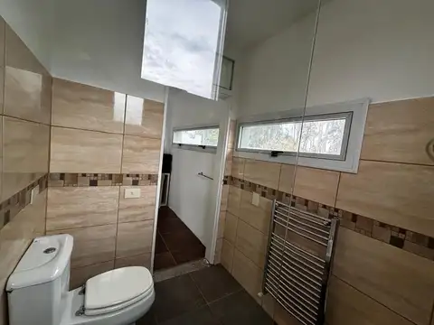Muy buena casa de 4 ambientes en bro. Priv, Los 3 Coniles