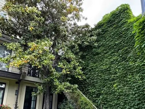 Casa en Dos Plantas con Jardín, Piscina, Quincho y Casa de Huespedes