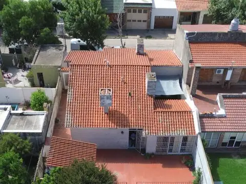 Elegancia y espacio: Casa con piso de mármol, patio de 40 m, patio de invierno y ubicación. VENADO T