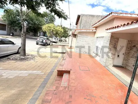 Elegancia y espacio: Casa con piso de mármol, patio de 40 m, patio de invierno y ubicación. VENADO T