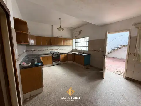 Casa 4 ambientes con 2 baños