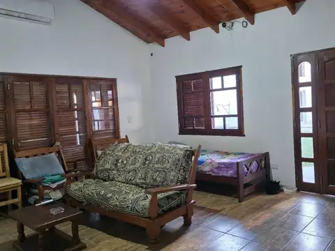 Casa 4 ambientes con 2 baños