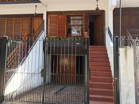 Casa en venta - 4 Dormitorios 3 Baños 2 Cocheras - 250Mts2 - San Bernardo Del Tuyu
