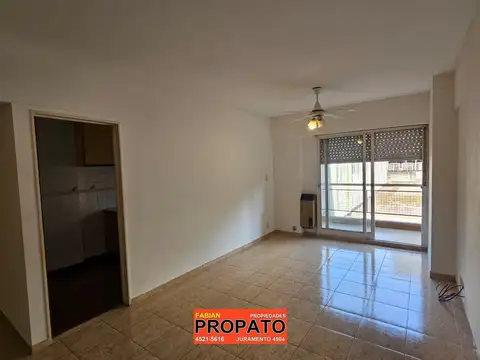 Amplio depto de 2 ambientes al contrafrente con balcón y cocina separada 