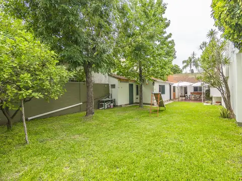 Venta Casa tres ambientes en Banfield con Jardín y departamento