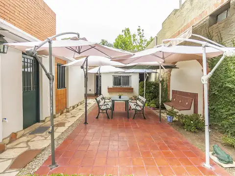 Venta de Casa 4 ambientes con parque, cochera y depto. interno en Banfield Oeste, Lomas de Zamora