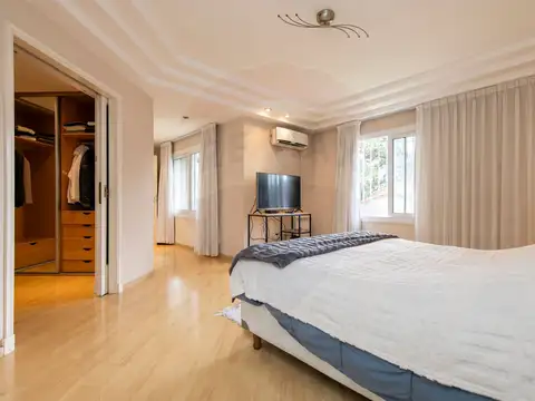 Casa en Venta con 3 cocheras