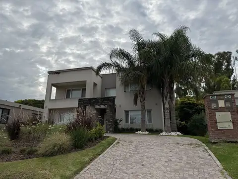 Casa con cuatro dormitorios piscina y quincho a la venta en Smithfield