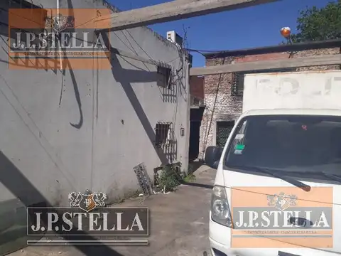 Local 70 m²   Galpon de 200 m² - Lote 265 m²  - Villa Luzuriaga