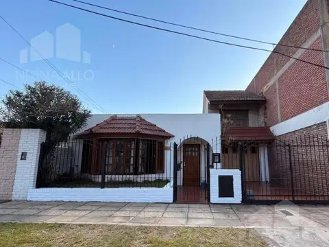 VENTA CASA 4 AMBIENTES CASTELAR NORTE CON POSIBILIDAD DE FINANCIACIÓN