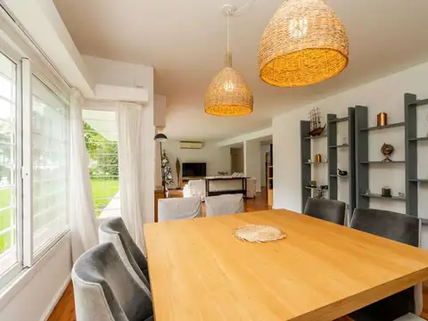 Casa 8 ambientes con 5 baños