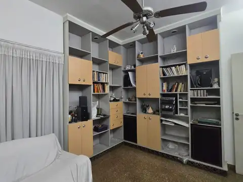 CASA 3 AMB.C/DEPENDENCIA, GARAGE, FONDO LIBRE CASEROS