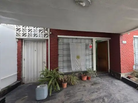 CASA 3 AMB.C/DEPENDENCIA, GARAGE, FONDO LIBRE CASEROS