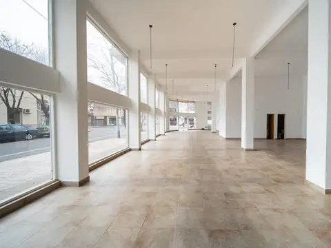 Local es esquina, 200 m2, amplia vidriera, una planta