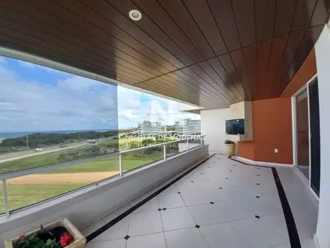 Apartamento en Aguas Azules, 4 dormitorios frente al mar, con parrillero. Brava, Punta del Este 