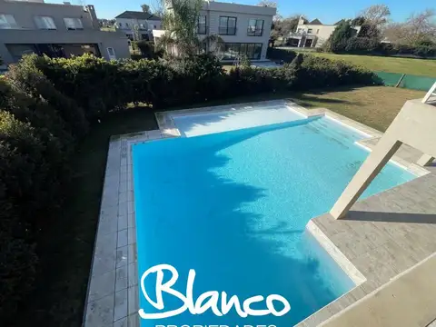 Casa en Alquiler con 2 cocheras