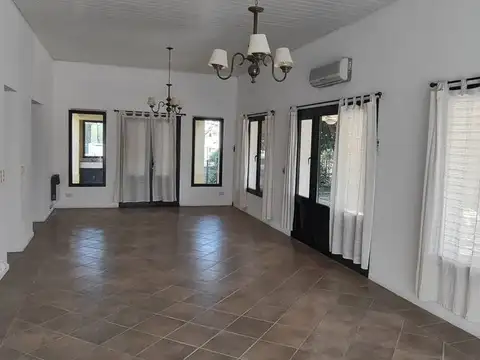 Casa en Alquiler con 3 cocheras
