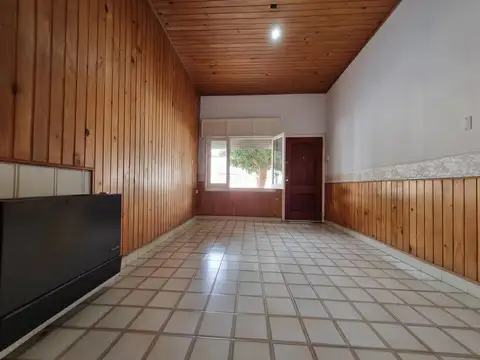 Amplia casa de 3 dormitorios con cochera, cocina independiente, luminosa galería, lavadero y patio, 