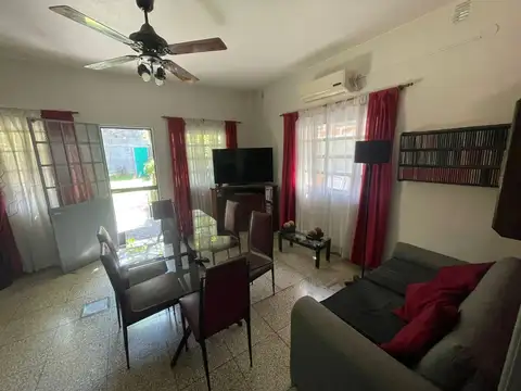 VENTA de CASA 3 AMB CON COCHERA, PATIO y JARDIN. APTO CREDITO. CASEROS