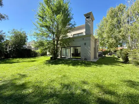 Casa en Venta con 2 cocheras