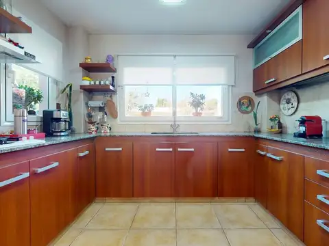 Casa en Venta con 4 cocheras