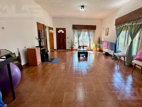 Casa 6 ambientes con 2 baños