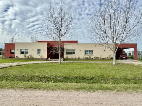 VENTA - CASA 5 AMBIENTES C/COCHERA - SAN VICENTE