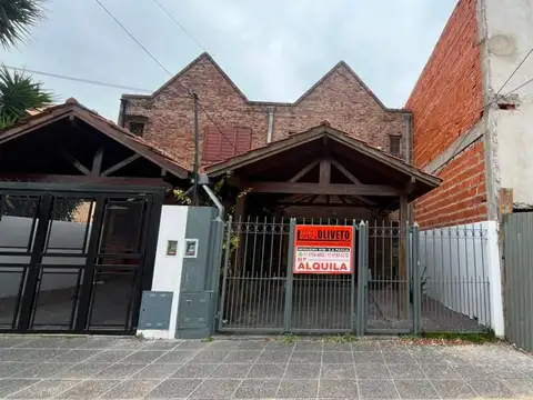 Duplex con cochera y fondo en alquiler