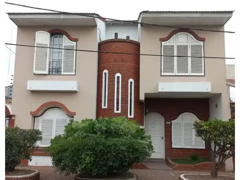 VENTA DE CASA VILLA LUZURIAGA 7 AMBIENTES QUINCHO PARQUE Y PISCINA