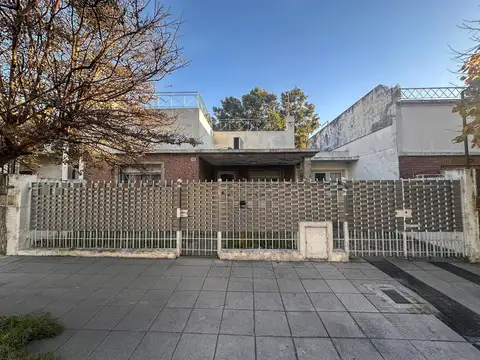 CASA EN LOTE PROPIO CON COCHERA