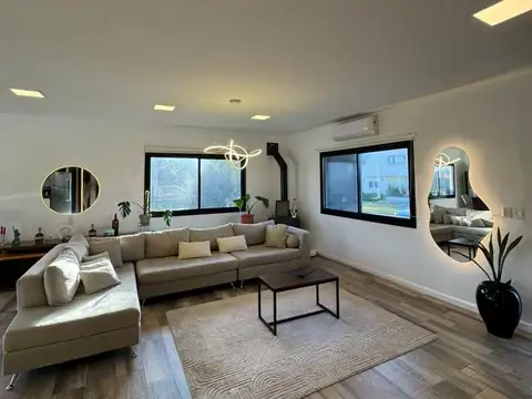Casa en Alquiler con 2 cocheras