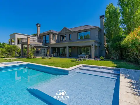 Importante residencia en el barrio privado Rumenco