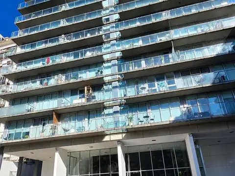 DEPARTAMENTO DE 3 AMBIENTES EN PISO ALTO CON VISTA AL RIO CON COCHERAS Y BAULERAS EN VENTA. OLIVOS