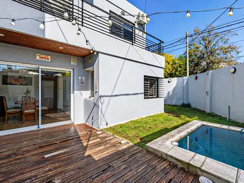 VENTA – Casa 3 dormitorios reciclada con patio, pileta y cochera doble – La Florida, Rosario