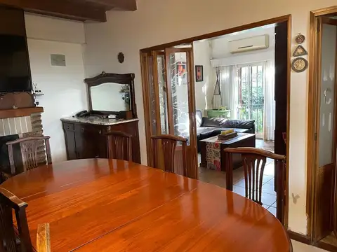 Casa 6 ambientes con 2 baños
