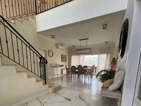 Venta Casa - Barrio Los Jazmines / Pilar del Este