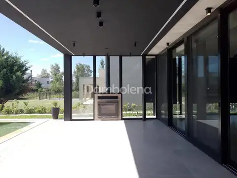 Casa en Venta con 4 cocheras