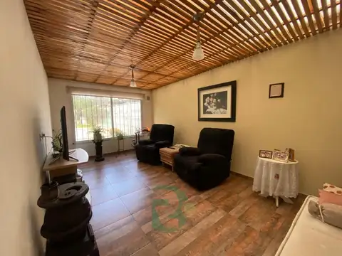 Venta casa 3 Amb.Quincho-Pileta-Lote 750mts.Udaondo.P.Leloir