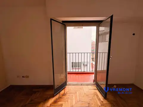 Alquiler de departamento monoambiente con balcón en el barrio de Congreso.