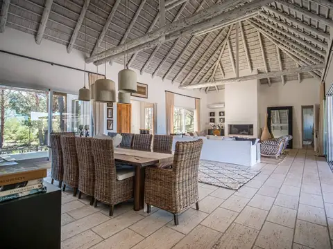 Casa en venta de 5 dormitorios en Laguna Escondida