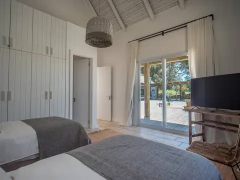 Casa en venta de 5 dormitorios en Laguna Escondida 100