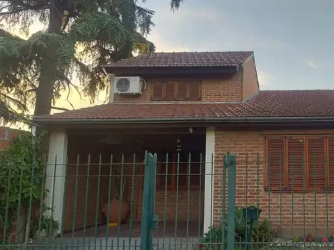 Venta Casa 4 ambientes c/jardin (Centro L.Guillón)