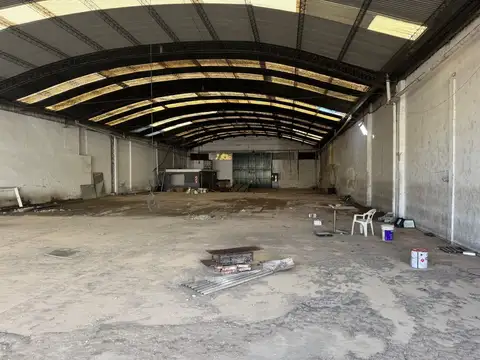 Galpón y playa descubierta en venta en Barracas