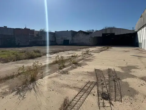 Galpón y playa descubierta en venta en Barracas