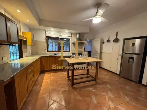 Casa en Alquiler con 5 cocheras