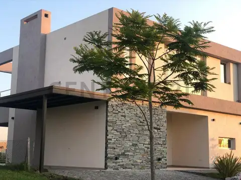 Casa en Venta de 3 Dormitorios, jardin, parrilla y pileta en Barrio Los Castaños, Nordelta