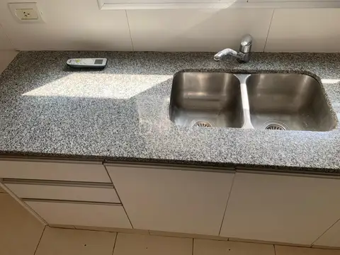 Dpto. 3 ambientes, 2 dormitorios con balcón.-