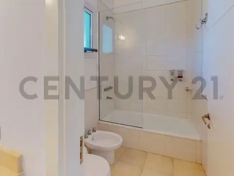 Departamento en venta amueblado a metros del mar en Carilo. Disfrutá de una distribución inte...