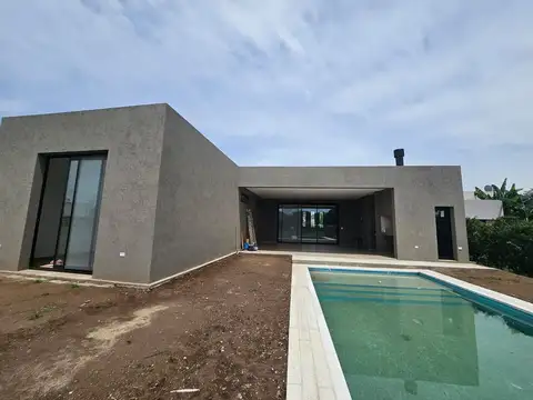 VENTA CASA 4 AMB-BARRIO SANTA ELENA-PILAR DEL ESTE