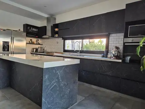 Casa 6 ambientes con 4 baños